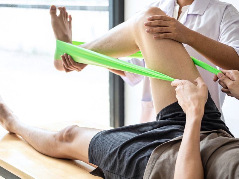 paciente-homem-sessao-fisioterapia